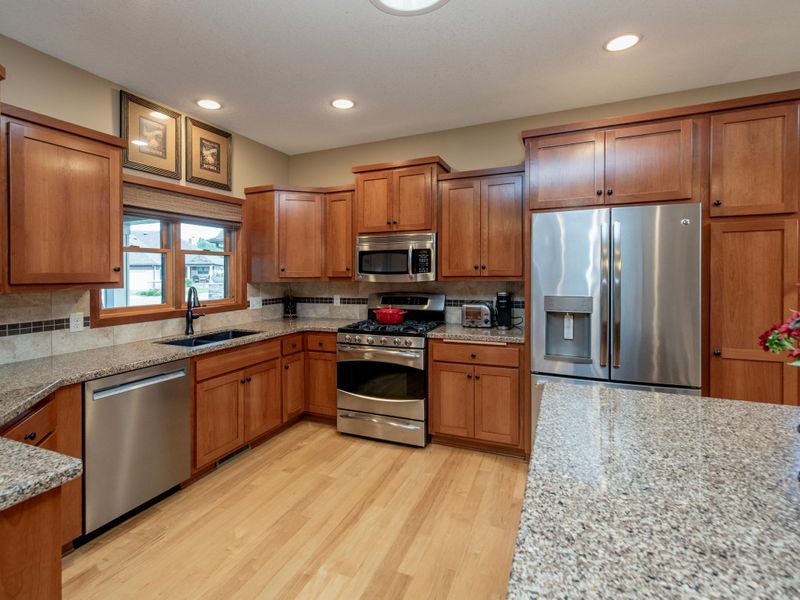 1209 Lakemoor Pl, Woodbury, MN 55129