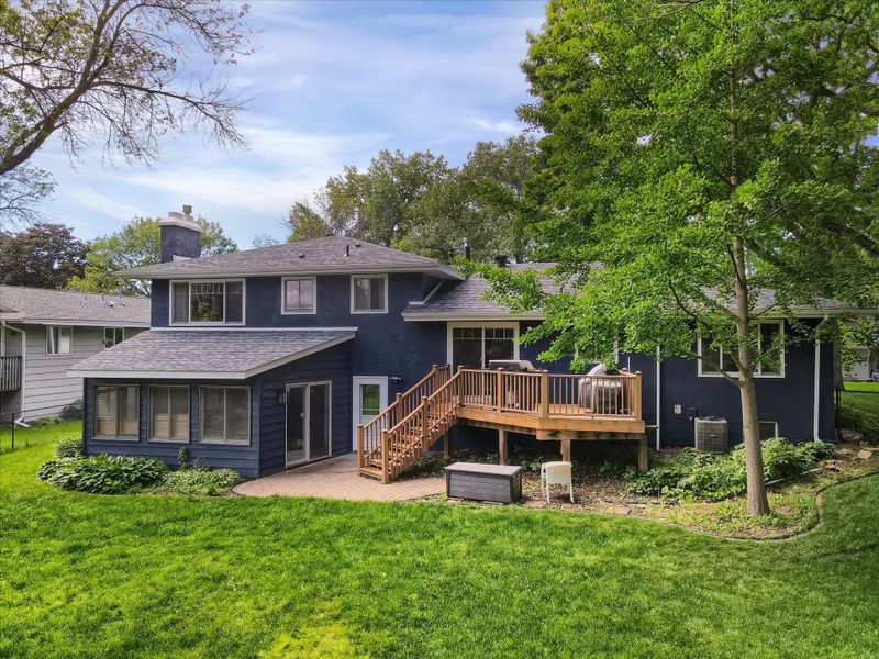 548 Heinel Dr, Roseville, MN 55113