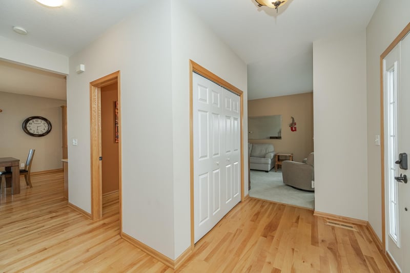 906 6th Ave NW, Dodge Center, MN 55927