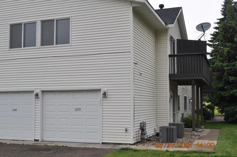 1639 Helmo Ave N, Oakdale, MN 55128