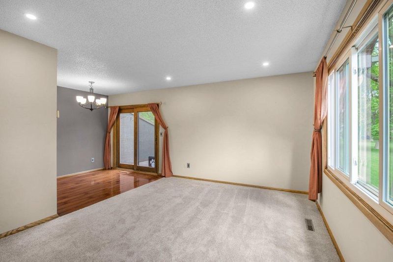 8507 S Maplebrook Cir, Minneapolis, MN 55445