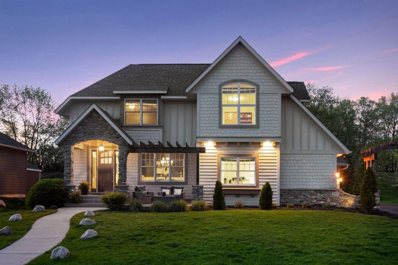 1064 Symphony Ln, Chaska, MN 55318
