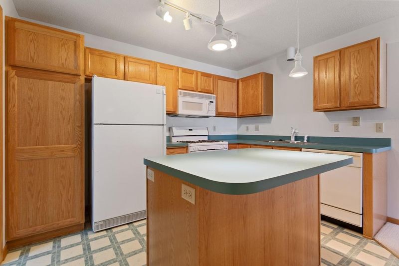 513 Mission Hills Dr, Chanhassen, MN 55317