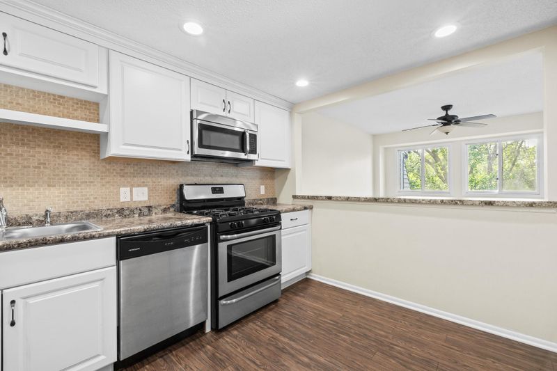 8940 Neill Lake Rd #B, Eden Prairie, MN 55347