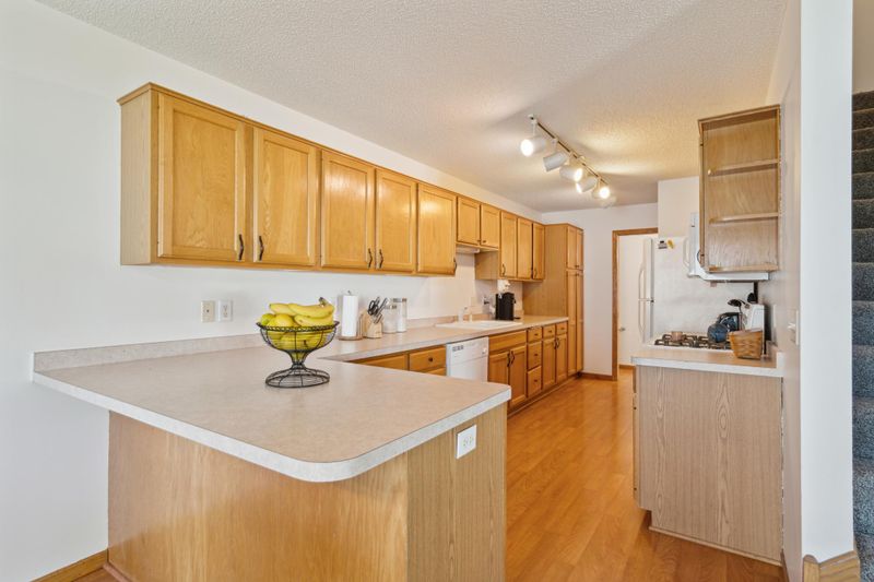 1677 Wexford Ln, Shakopee, MN 55379