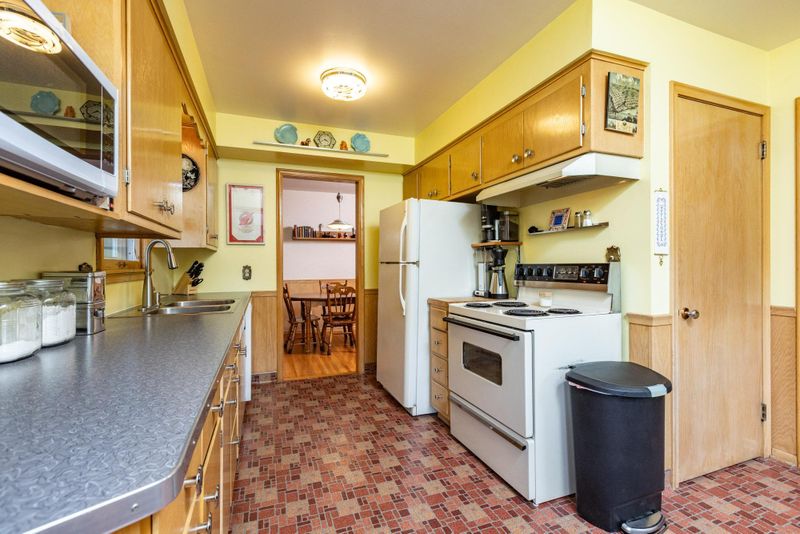 5666 Glen Moor Rd E, Minnetonka, MN 55345