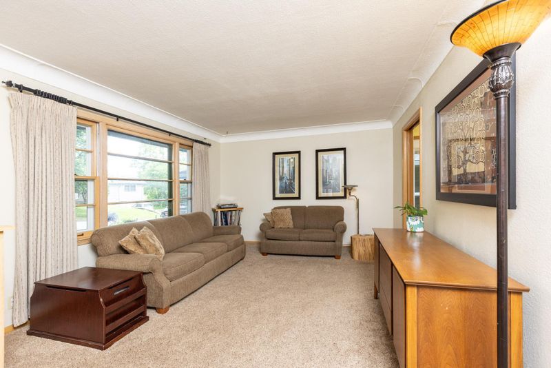 5666 Glen Moor Rd E, Minnetonka, MN 55345