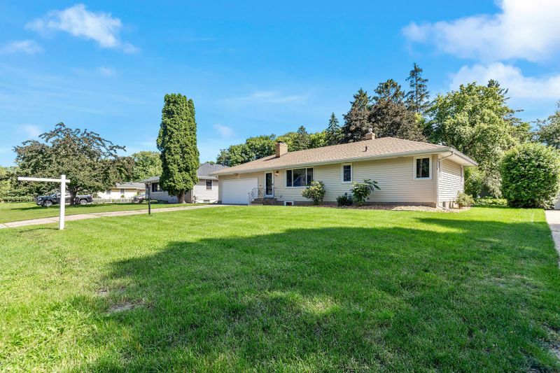 1004 Shryer Ave W, Roseville, MN 55113
