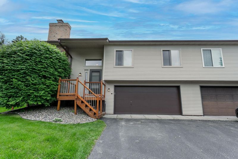 2301 Amberwood Dr, Woodbury, MN 55125