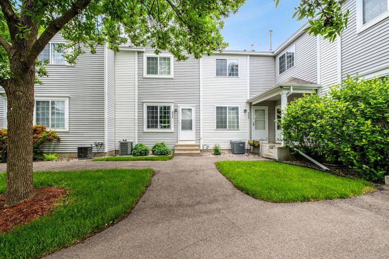 9096 Scarlet Globe Dr, Eden Prairie, MN 55347