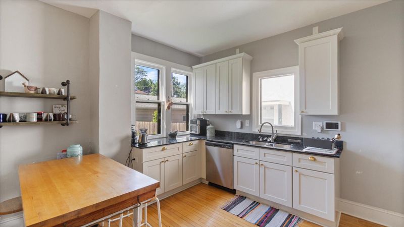 714 Geranium Ave E, Saint Paul, MN 55106