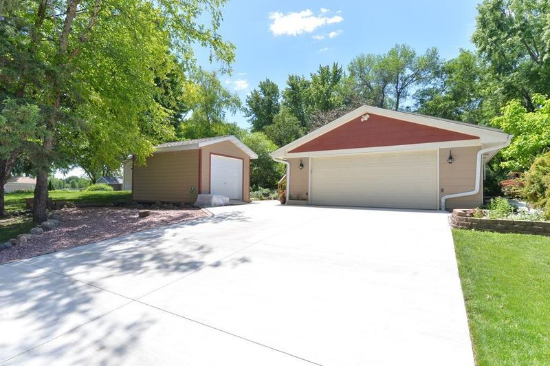 9210 Yucca Ln N, Maple Grove, MN 55369