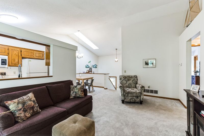 8071 Curtis Ln, Eden Prairie, MN 55347