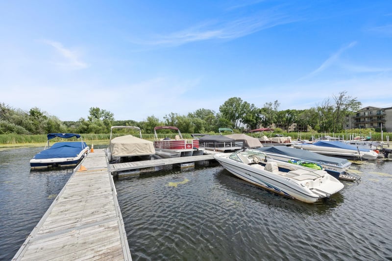 1304 W Medicine Lake Dr #106, Plymouth, MN 55441