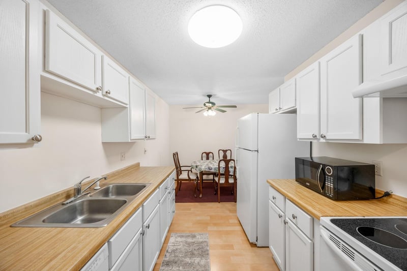 1304 W Medicine Lake Dr #106, Plymouth, MN 55441