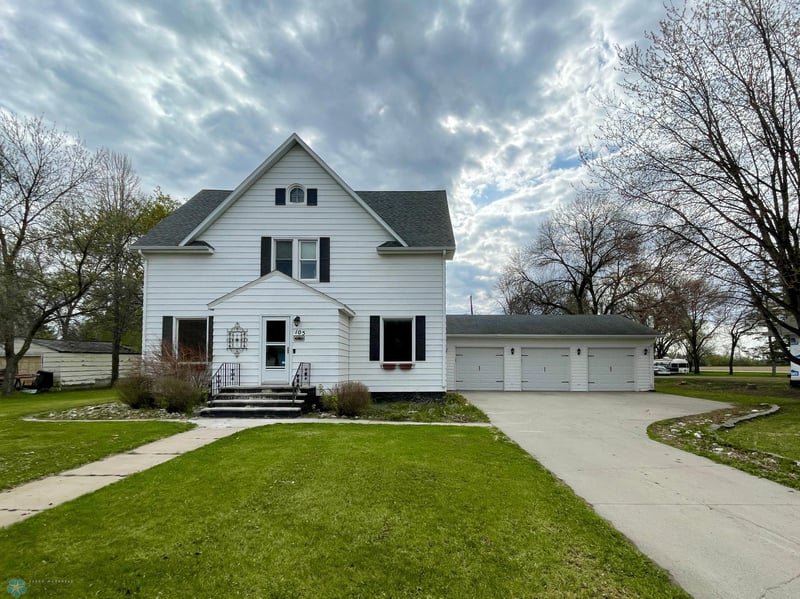 105 2nd St, Shelly, MN 56581