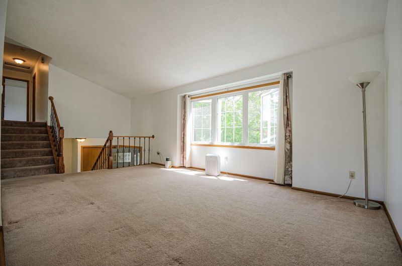 7697 Upper 24th St N, Oakdale, MN 55128