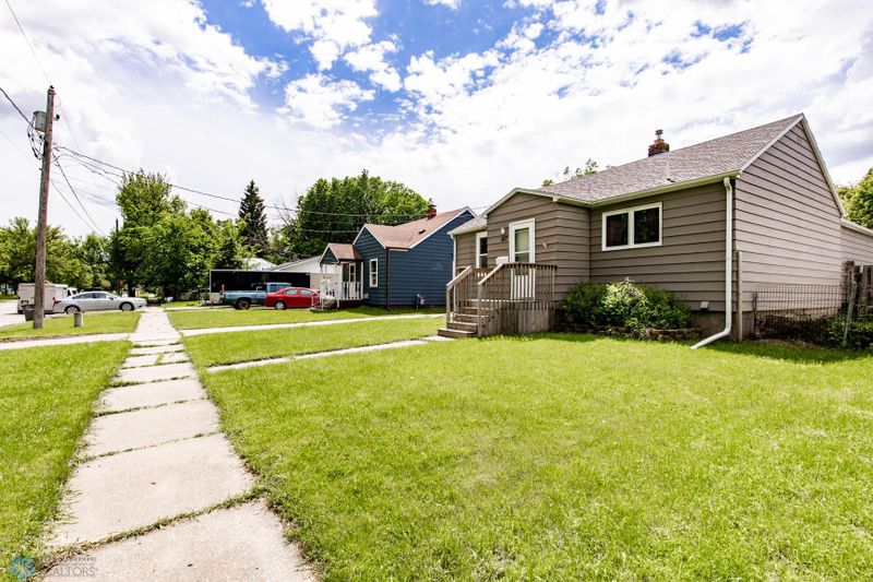 517 15th St N, Moorhead, MN 56560