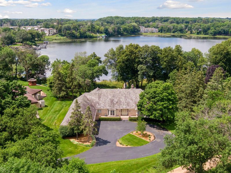 150 Hunters Glen Rd, Wayzata, MN 55391