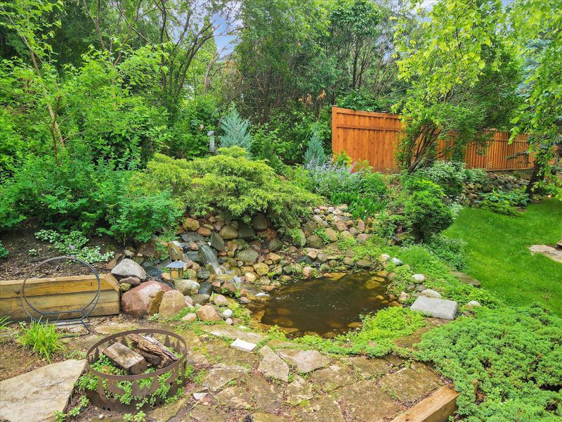 6327 Heathbrook Dr, Eden Prairie, MN 55346