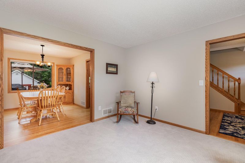 8853 Rainier Dr, Woodbury, MN 55125