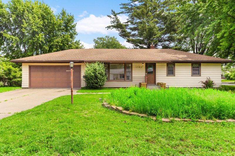 1780 Dellwood Ave, Roseville, MN 55113