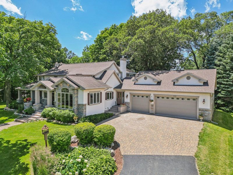 2590 Arrowhead Ln, Chanhassen, MN 55317