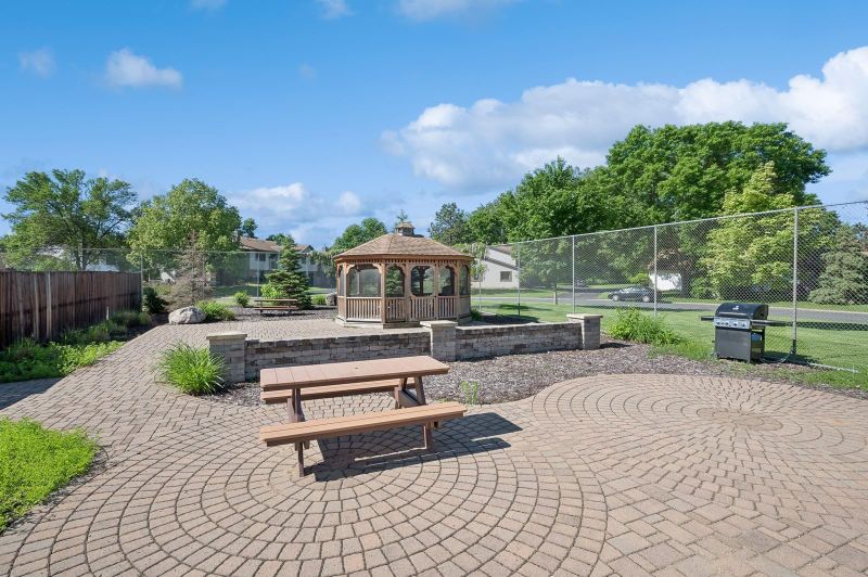 568 Donegal Cir, Shoreview, MN 55126