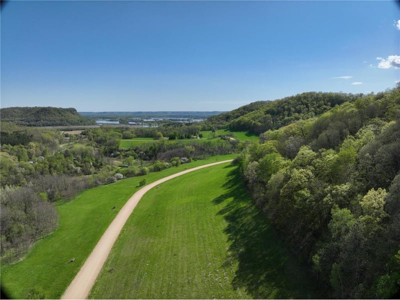 S1520 Shawnee Dr, Alma, WI 54610