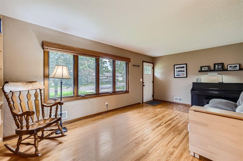 992 Ryan Ave W, Roseville, MN 55113