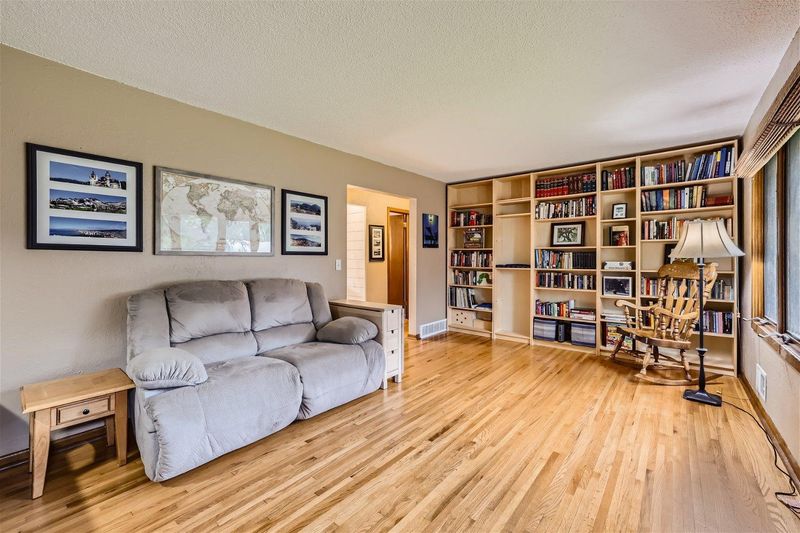 992 Ryan Ave W, Roseville, MN 55113