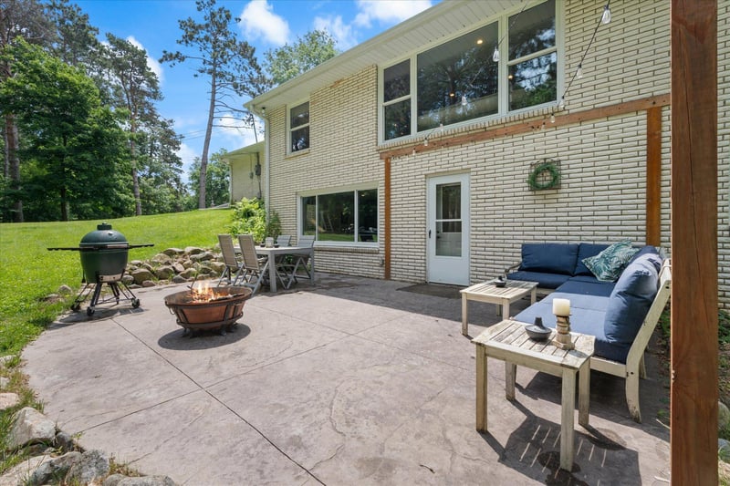 53 Glen Edge Rd, Dellwood, MN 55110