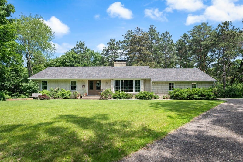 53 Glen Edge Rd, Dellwood, MN 55110
