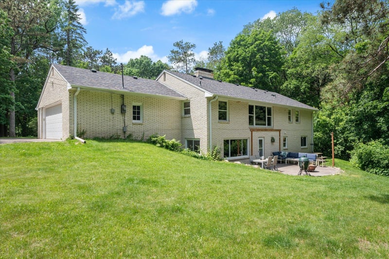 53 Glen Edge Rd, Dellwood, MN 55110