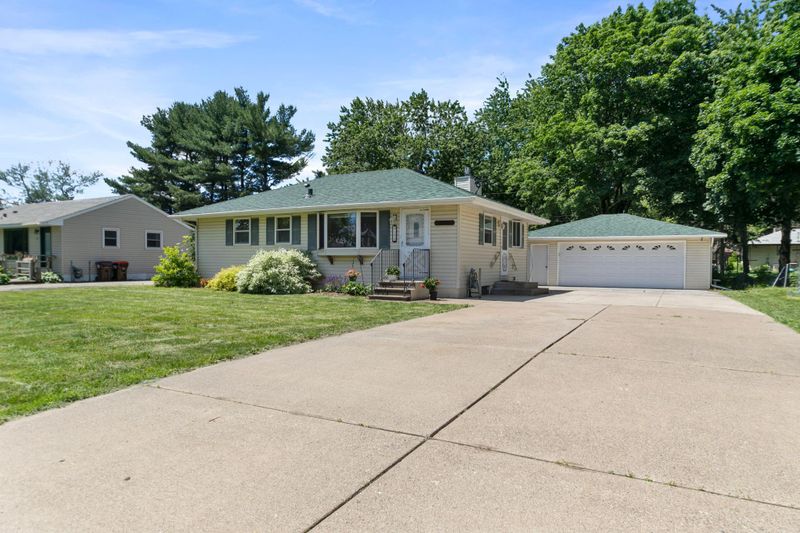 184 Greystone Ave N, Oakdale, MN 55128