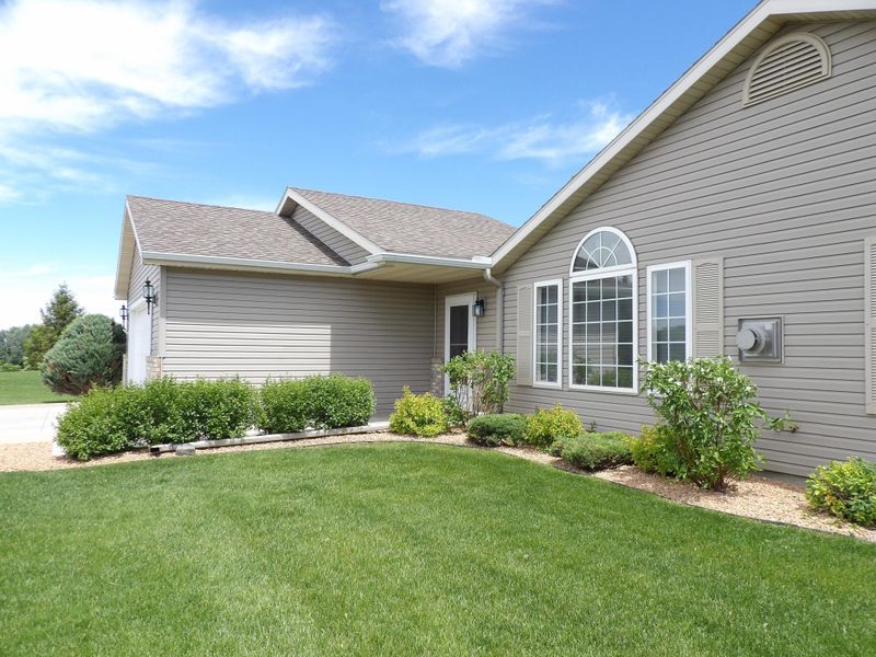 4411 Meadow Lakes Dr NW, Rochester, MN 55901