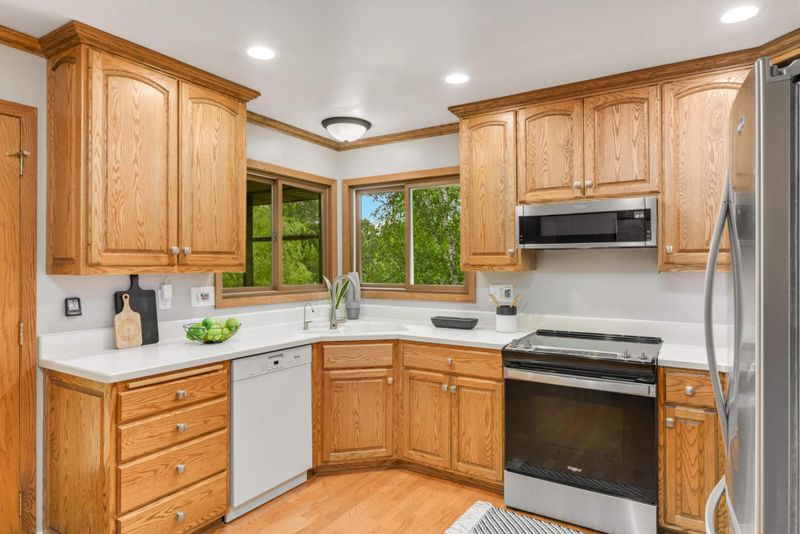 699 Maple Pond Ct, Shoreview, MN 55126