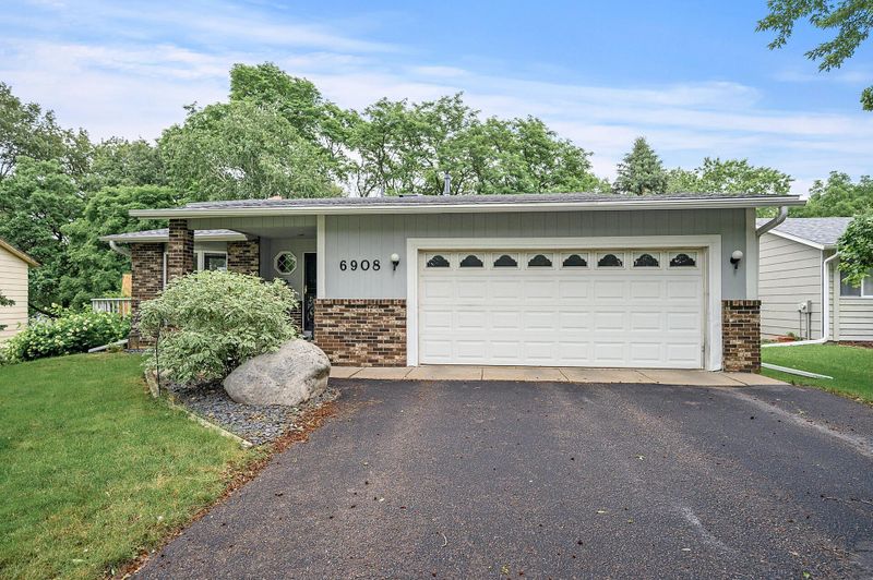 6908 27th St N, Oakdale, MN 55128