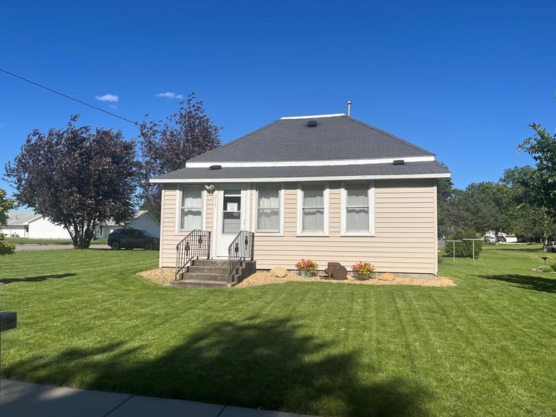 215 S Lexington Ave, Le Center, MN 56057