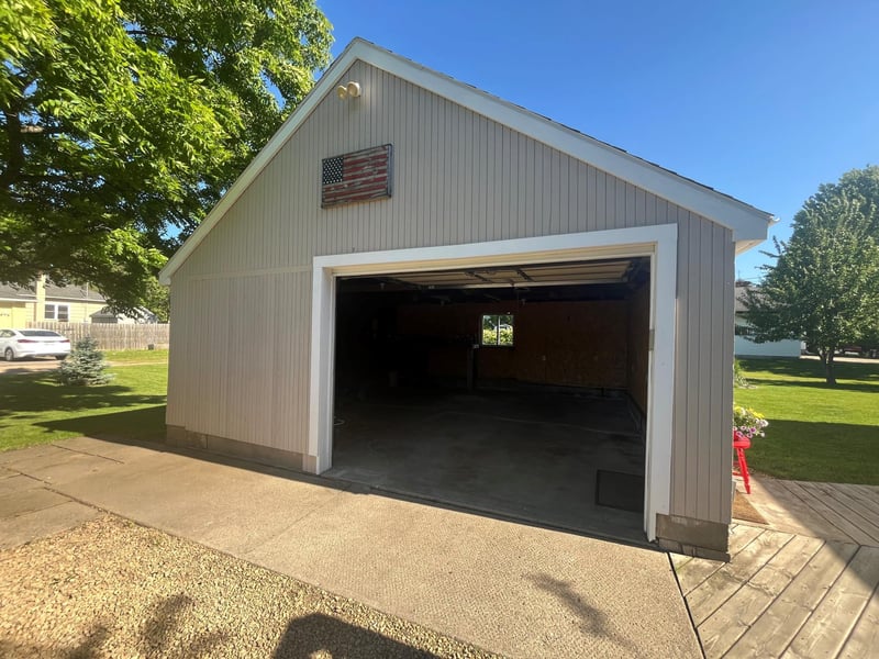 215 S Lexington Ave, Le Center, MN 56057