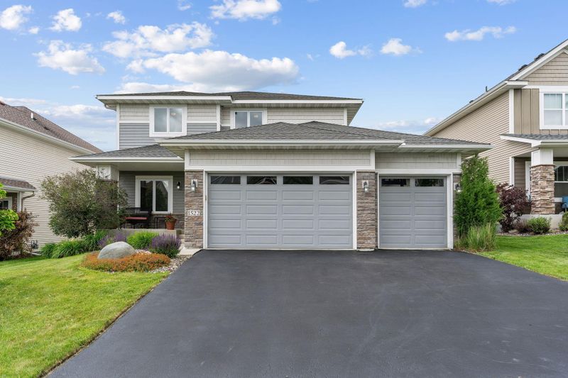 1522 Mills Dr, Chanhassen, MN 55317