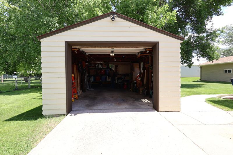 400 1st St E, Chokio, MN 56221