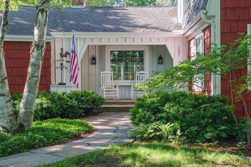 105 Sandy Hook Rd, Chanhassen, MN 55317