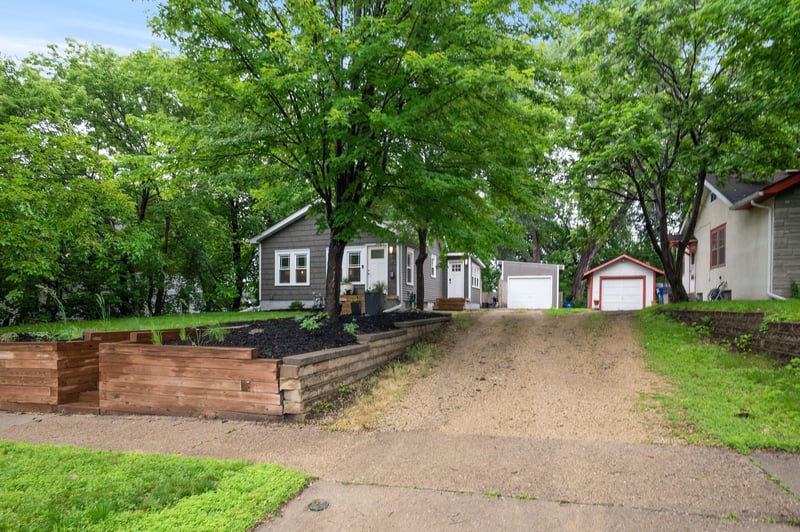 992 Manvel St, Saint Paul, MN 55114