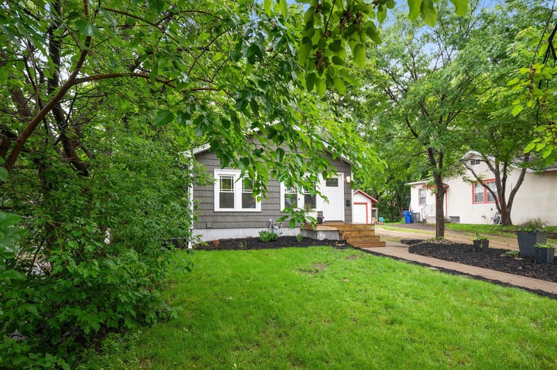 992 Manvel St, Saint Paul, MN 55114