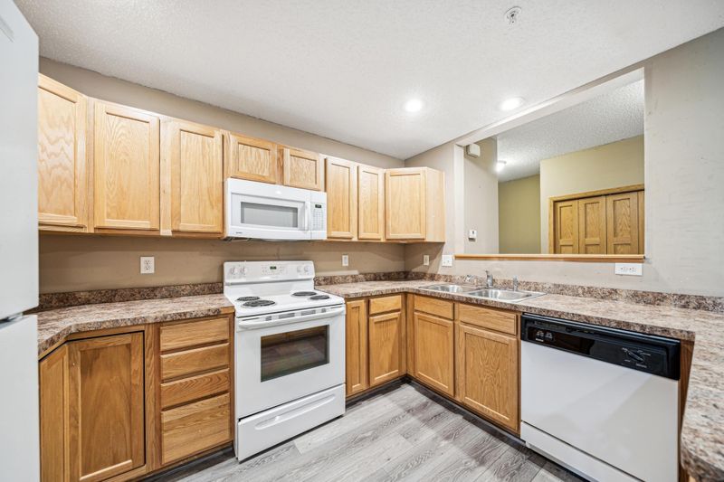1343 Echo Lake Ct, Mahtomedi, MN 55115