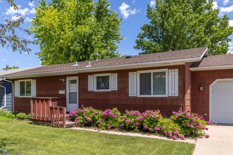 610 Appletree Ln, Moorhead, MN 56560
