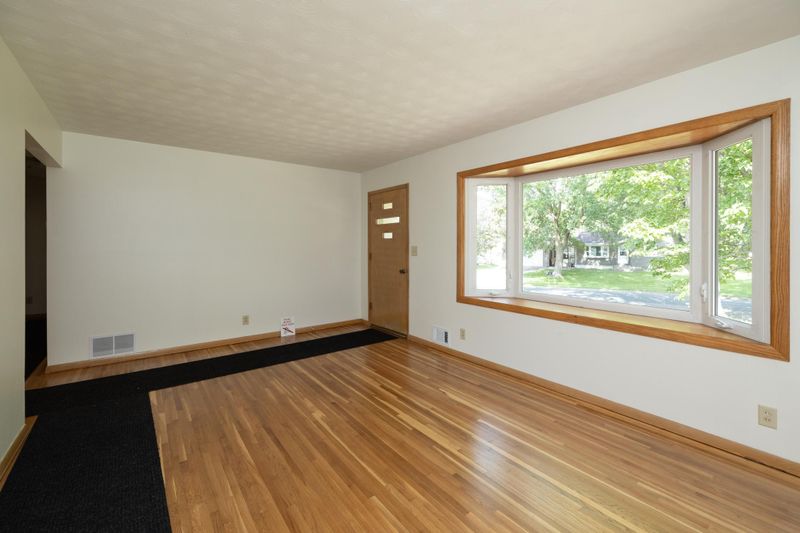 648 Esther Ln, Woodbury, MN 55125