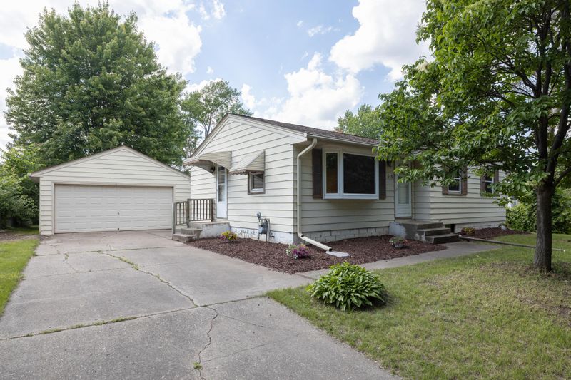 648 Esther Ln, Woodbury, MN 55125