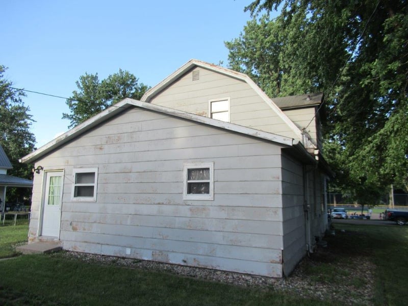404 S Central Ave, Hills, MN 56138